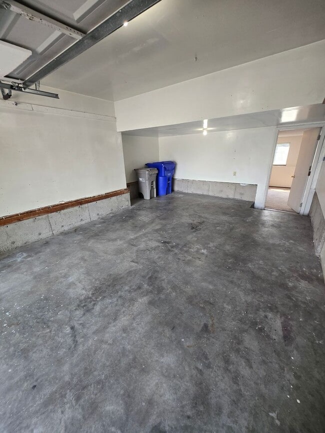 Building Photo - 618 S Century Ct