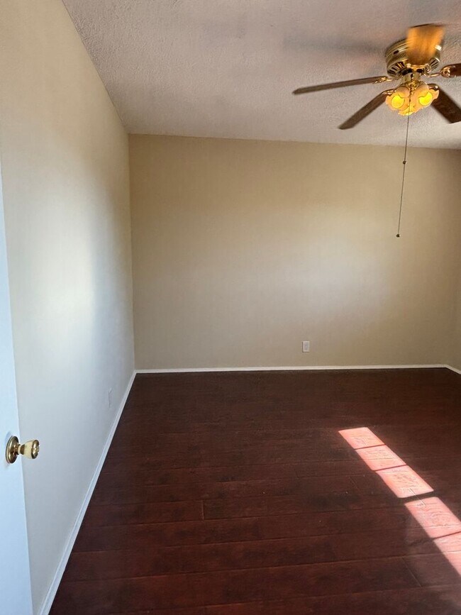 Building Photo - 2 bedroom 1 bath available now in East LA!