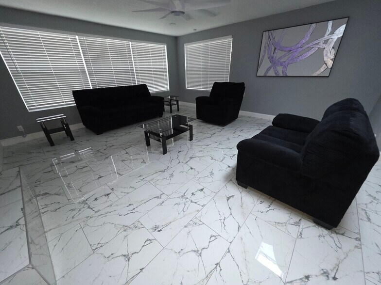 Living room - 1116 Madrid Ave