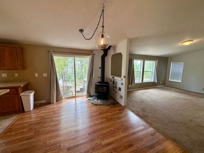 Building Photo - 3 Bedroom 2 Bath nestled in Grass Valley