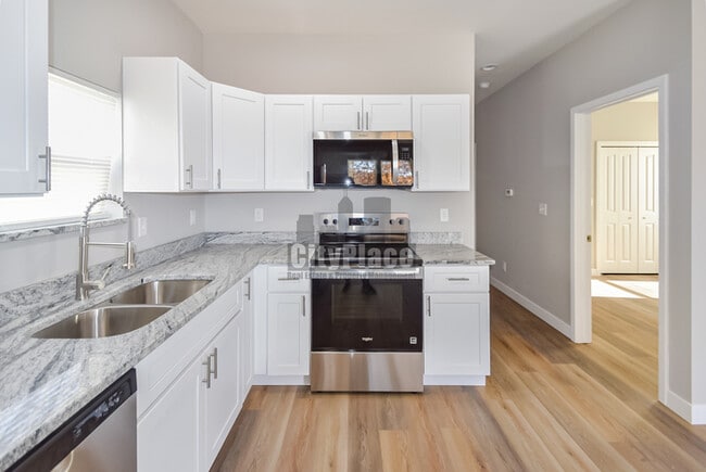 Building Photo - 2801 E Riverside Dr