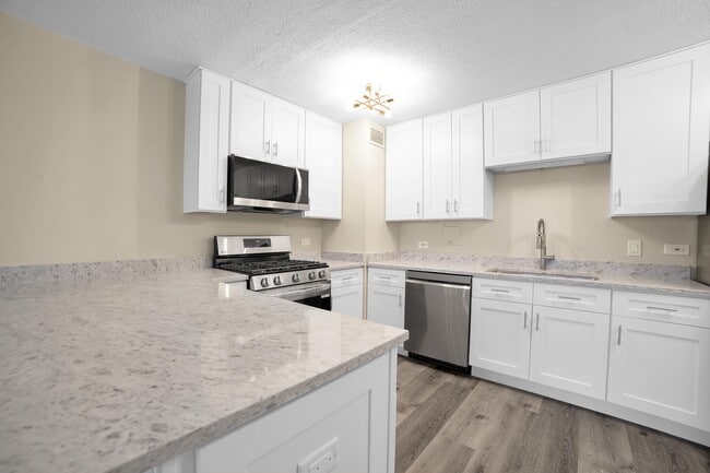 Building Photo - 2222 S Stewart Ave