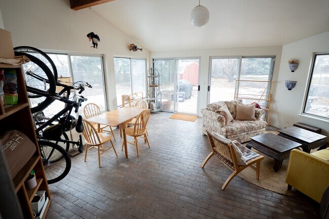 Building Photo - 180 Estes St