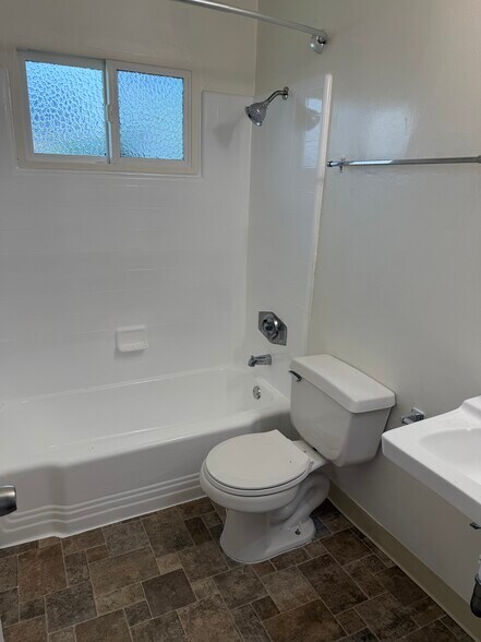 Building Photo - 834 10th St