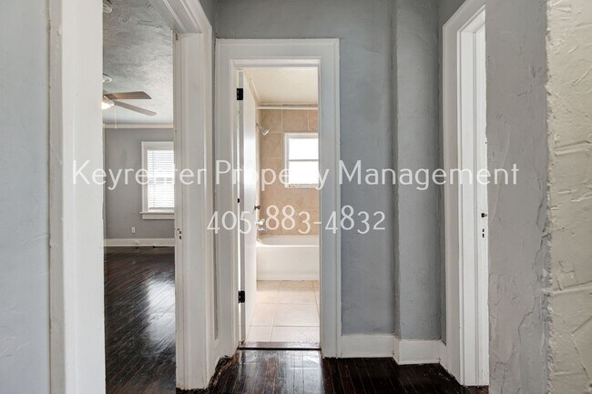 Building Photo - Charming 2-Bed, 1-Bath Upstairs Duplex Near the Paseo District