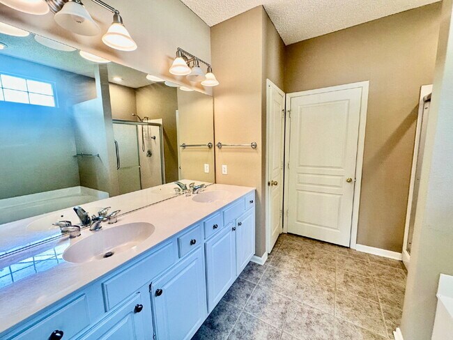 Building Photo - Outstanding Two Bedroom Home in Sun City!