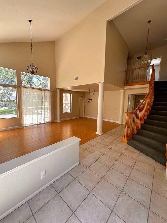 Building Photo - Great 4 bedroom Moorpark Home in Great Nei...