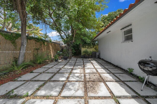 Building Photo - 1046 SW 13th Ct