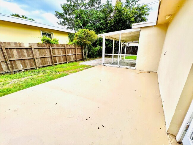 Building Photo - 410 Pinecrest Dr