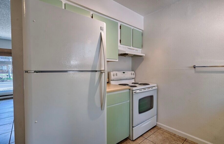 Building Photo - 676 E Zuni Dr