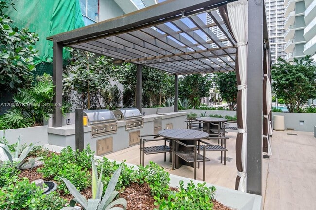 Building Photo - 77 SE 5th St