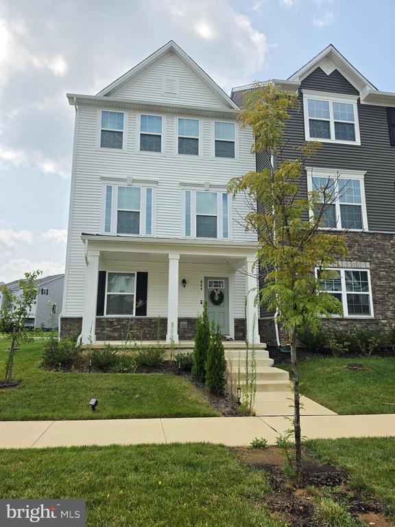 Building Photo - 844 New Castle Landing Dr
