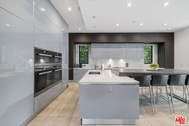 Building Photo - 5365 Vanalden Ave