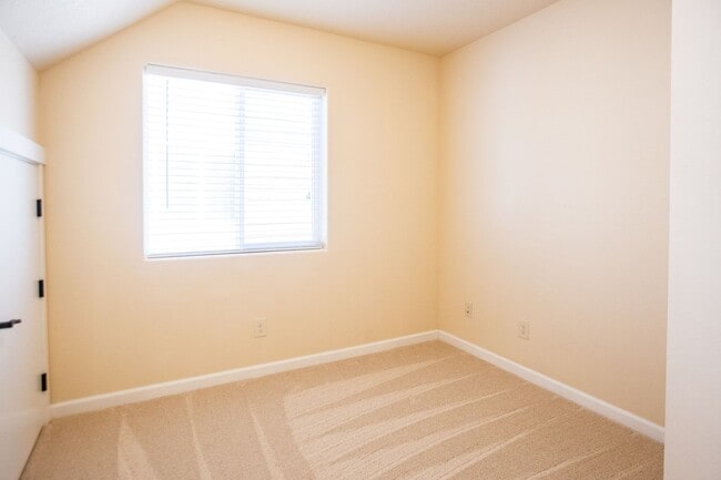 Building Photo - 4 Bedroom Oregon City with Large Bonus Roo...
