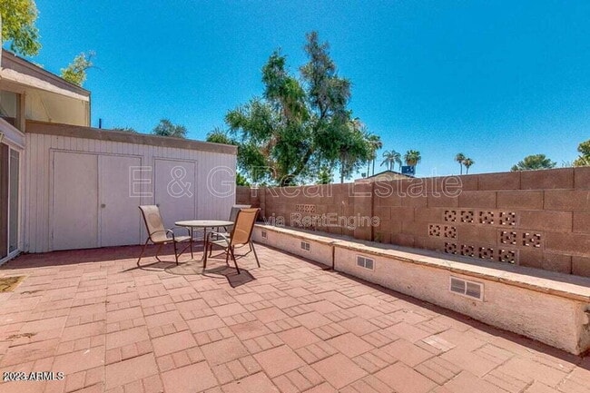 Building Photo - 525 N May