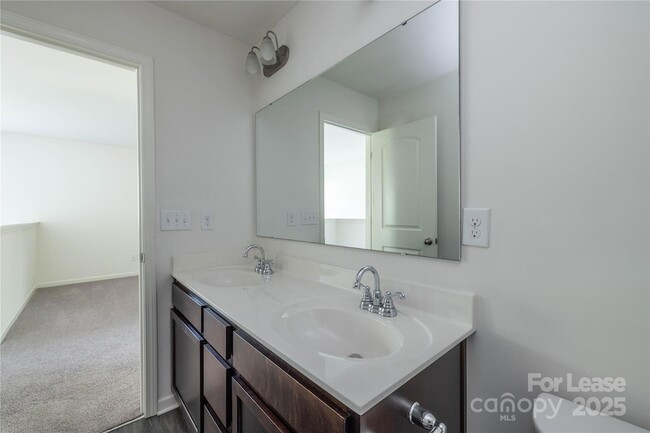 Building Photo - 710 Yorkshire Dr