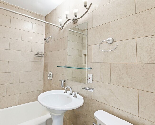Building Photo - Beautiful modern 3 Bed + 2 Bath House + Den/Office & Backyard