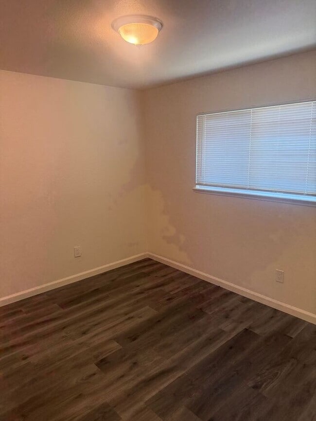 Building Photo - Beautiful 2 bedroom 1 bath home