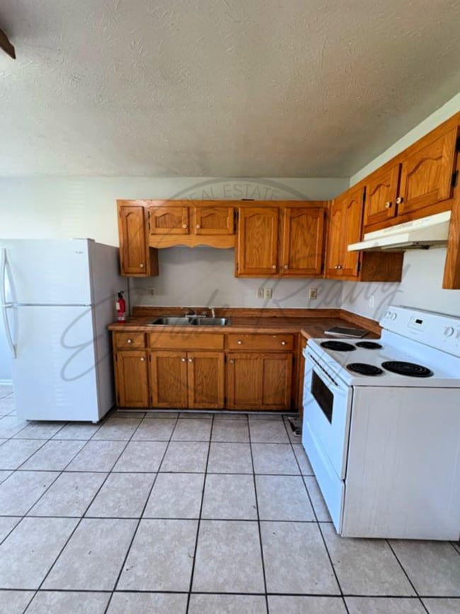 Building Photo - ON SPECIAL: Three Bedroom Ranch with Appli...