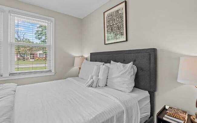 Building Photo - Furnished Mid Term Rental