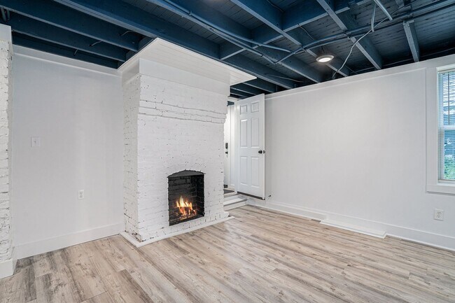 Building Photo - 4 Bedroom 3 Bath w/ Full Studio Basement