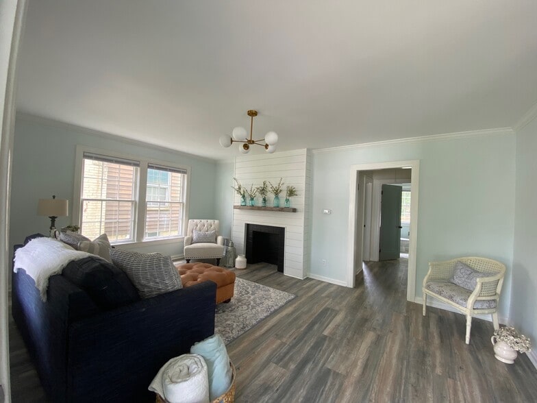 Building Photo - 227 Green Oak Dr