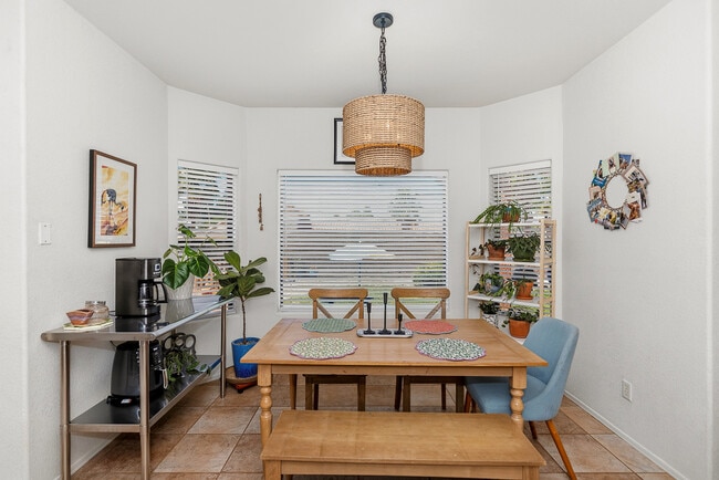 Building Photo - 10213 S Del Rey Dr