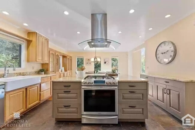 Building Photo - Beautiful 4bd/3.5ba Updated Custom House with Valley Views