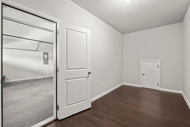 Building Photo - Townhouse - 4 Beds - 4 Bath
