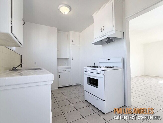 Building Photo - 943 W 68th St