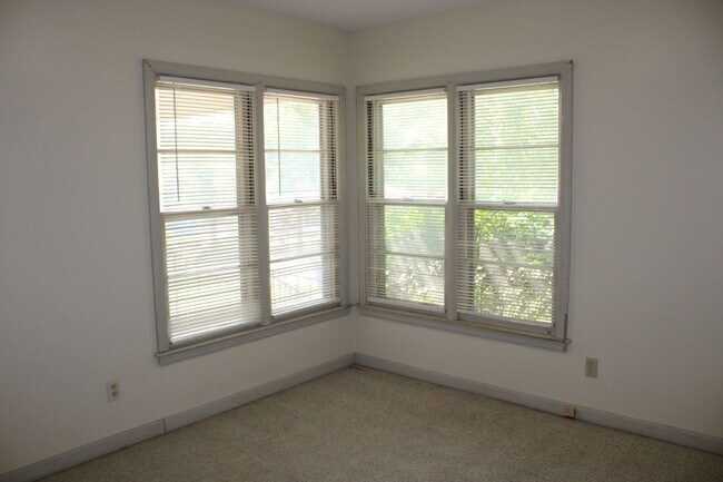 Building Photo - 1718 Pierre St