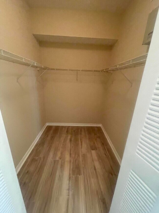 Building Photo - 360 Crestwood Cir