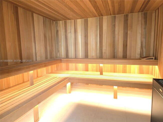 Building Photo - 700 NE 24th St