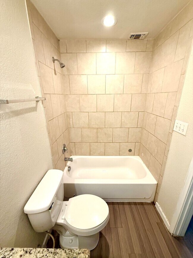 Building Photo - 1611 N Navidad St