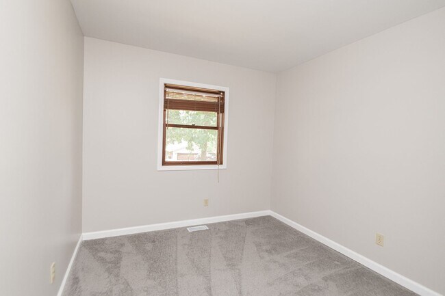 Building Photo - 3 bed 2 bath Home in Lakes of the Four Sea...