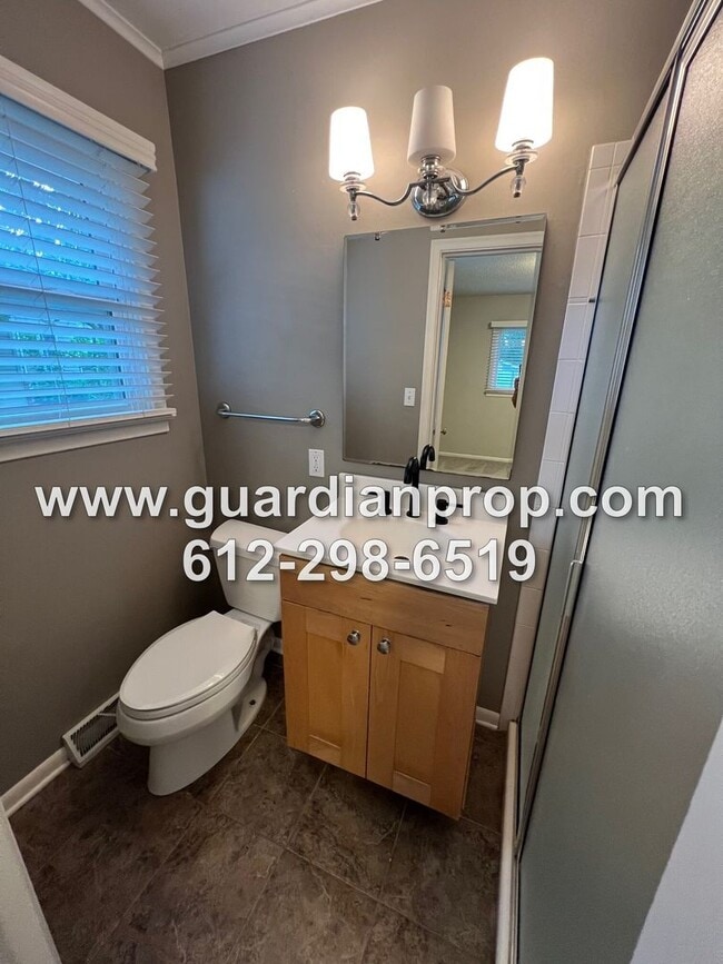 Building Photo - Mendota Heights Rambler Available Septembe...