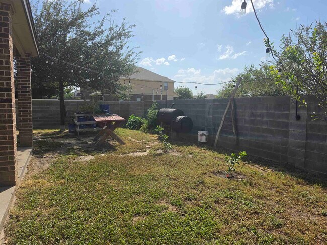 Building Photo - 302 Date Palm Dr