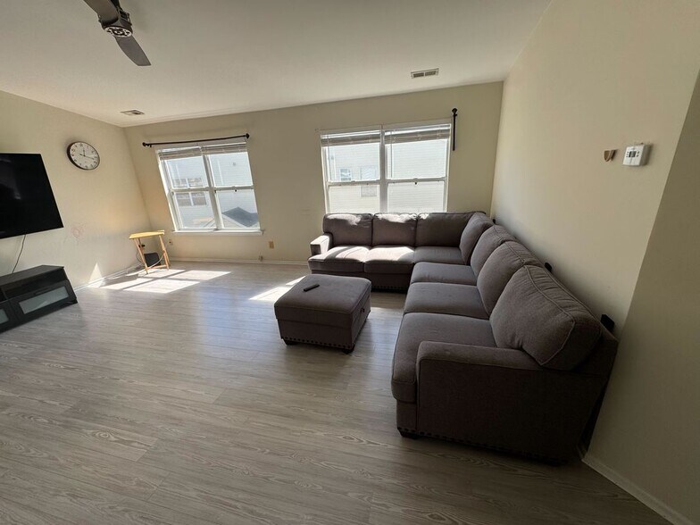 Building Photo - 380 Keswick Dr