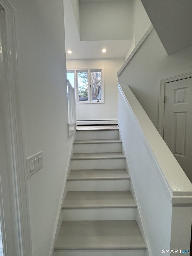 Building Photo - 4 Earls Ct