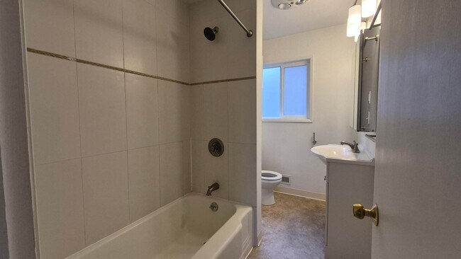 Building Photo - Amazing 2 Bedroom 1 Bath with View in NW P...