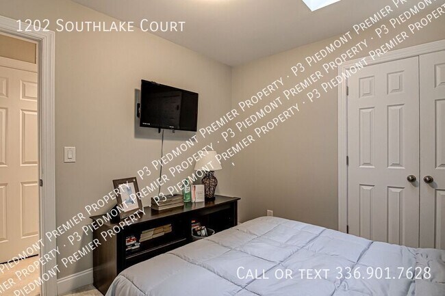 Building Photo - 1202 Southlake Ct