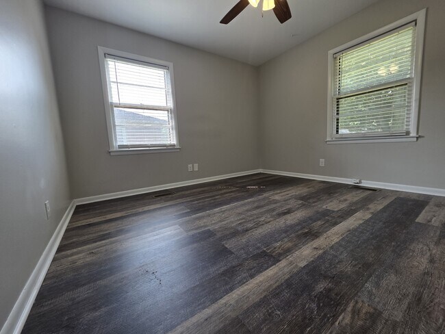 Building Photo - 4204 Lakeview Dr NW