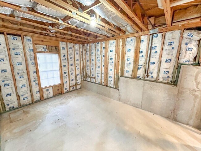 Building Photo - 2027 Oakbluff Way SW