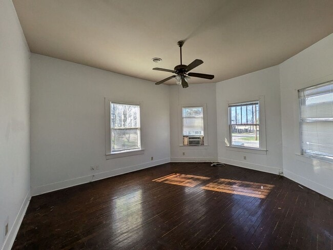 Building Photo - 1385 Long Ave