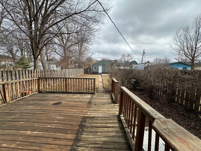 Building Photo - Fountain Square 3 Bed 2 Bath with fenced in backyard