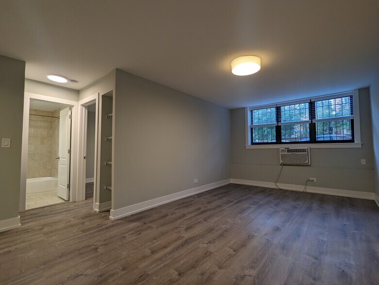 Building Photo - 456 W Barry Ave