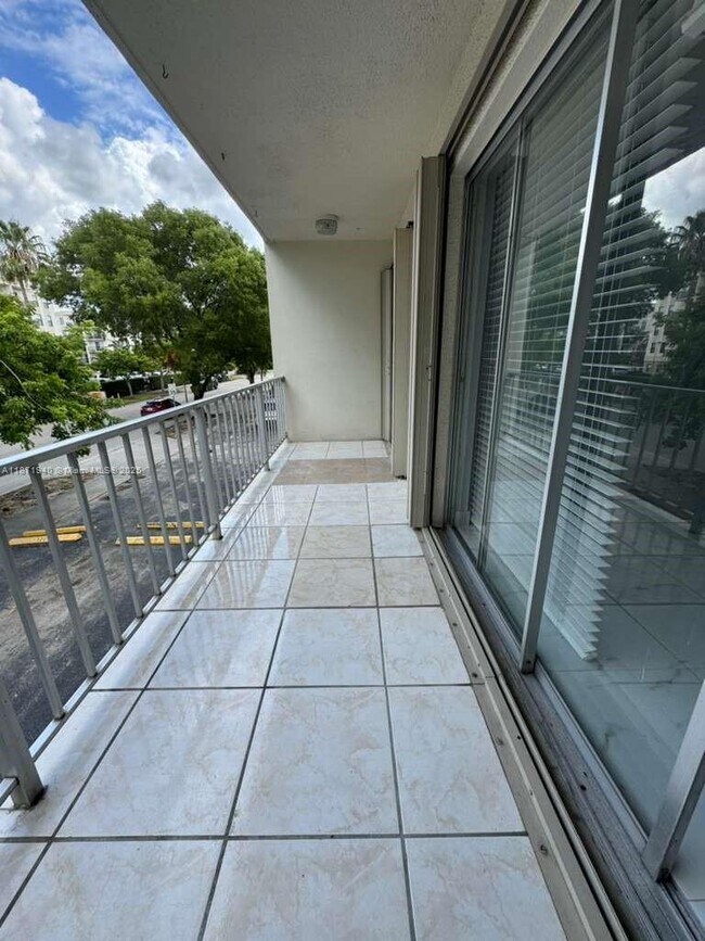 Building Photo - 1480 W 46th St