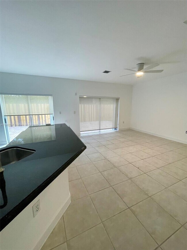 Building Photo - 5871 NW 112th Ct