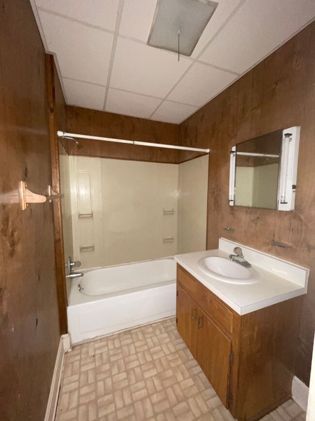 Building Photo - 404 W Edgerton St