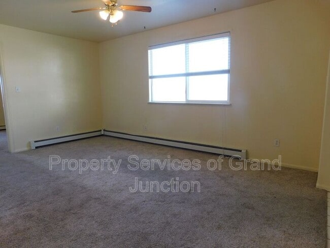 Building Photo - 393 Sunnyside Cir